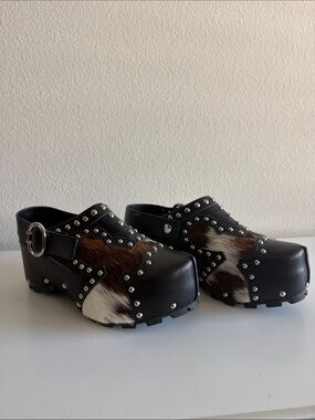XOBZJH Cowhide Leather Studded Clogs with Brown & White Hair